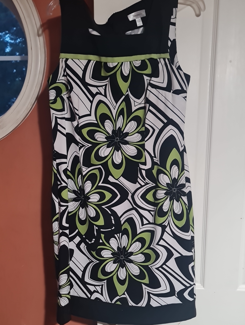 Dressbarn Black & White Patterned Dress with Subtle Green Accents Sz. 14